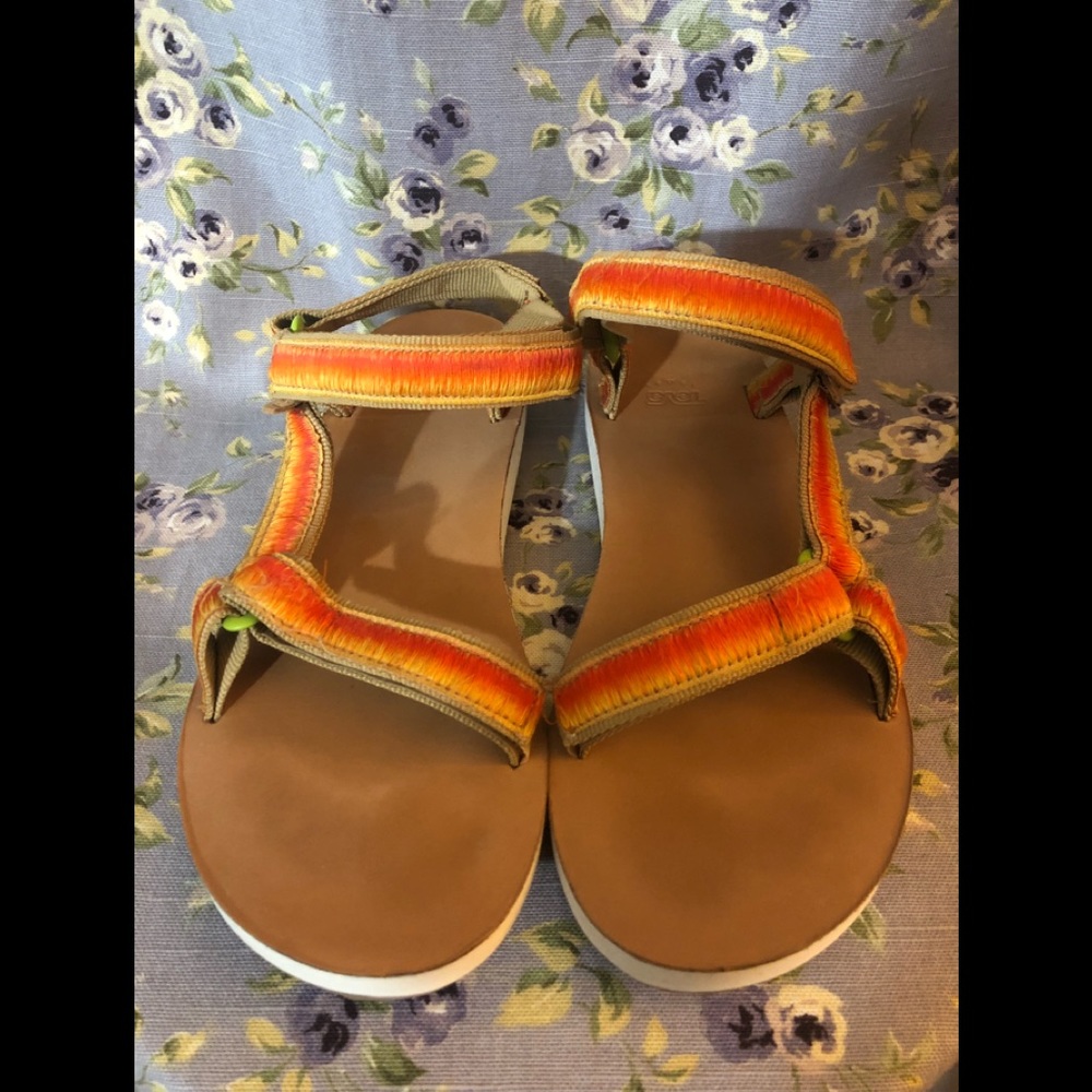 **BRAND NEW** Teva Sandals
